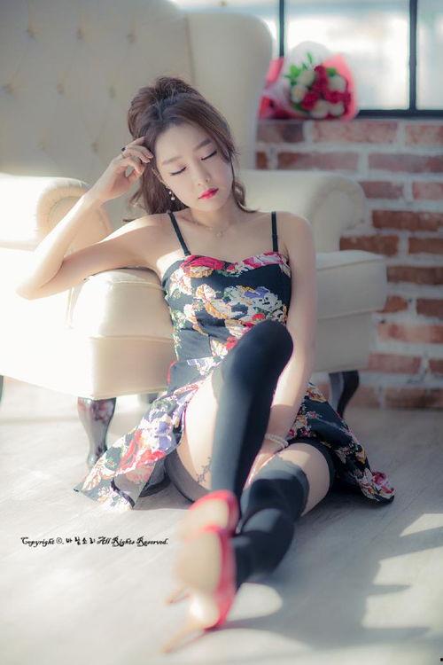 少妇吊带丝袜写真视频,少妇写真视频中的性感魅力